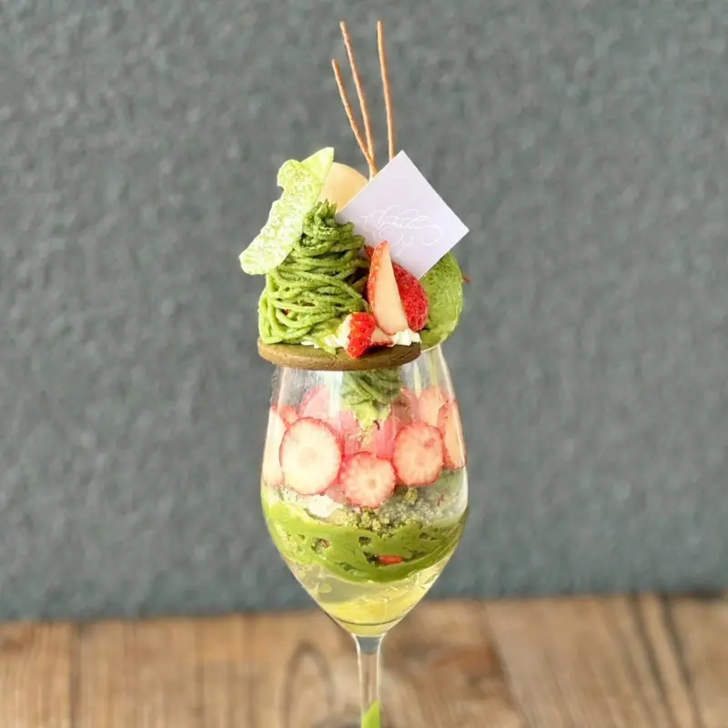 抹茶モンブランと苺のパフェ