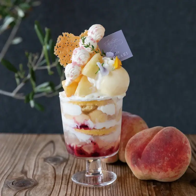 桃のショートケーキパフェ