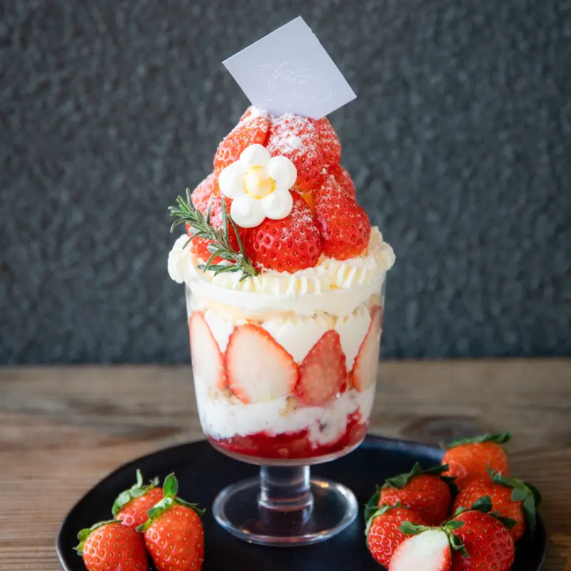 苺のショートケーキパフェ