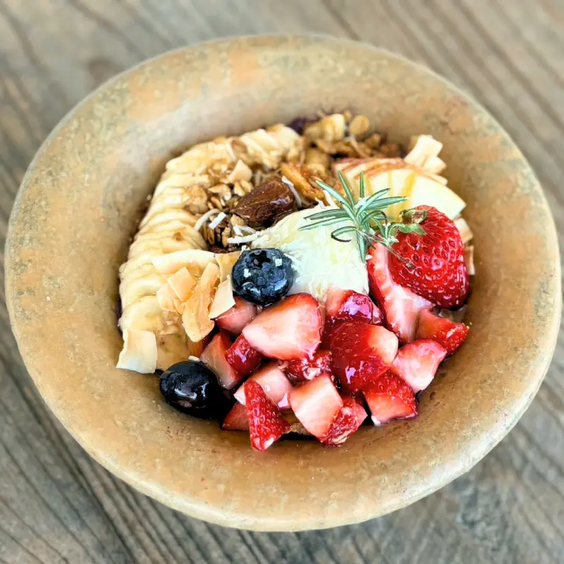 苺たっぷり季節のアサイーボウル